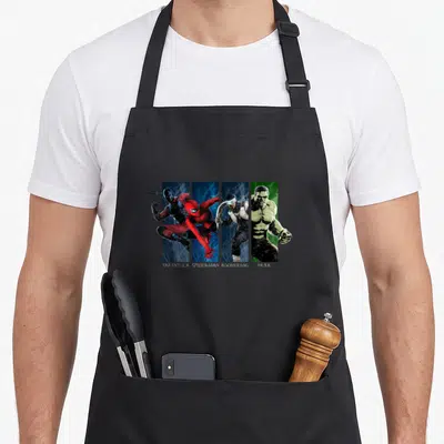 Tablier de cuisine noir avec Spider-Man, Tarantula, Boomerang et Hulk imprimés en quatre volets verticaux.