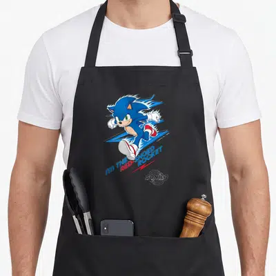 Tablier de cuisine noir avec Sonic le hérisson bleu en course et texte I'm the Red-Shoed Rocket imprimé en dessous.