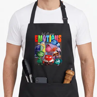 Tablier de cuisine noir avec les personnages des émotions et le texte feel all your EMOTIONS en lettres colorées vintage.