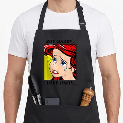 Tablier de cuisine noir avec illustration d'Ariel aux cheveux rouges et larmes, texte « BUT DADDY, I LOVE HIM!!!... »