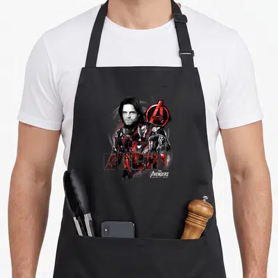 Tablier de cuisine noir avec illustration de Bucky et Avengers Infinity War en rouge et noir.