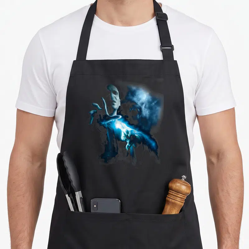 Tablier de cuisine noir avec illustration d'un mage aux mains bleues et fumée mystérieuse.