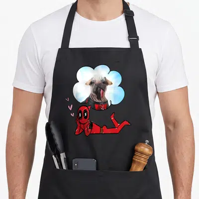 Tablier de cuisine noir avec Deadpool stylisé rêvant d'un pug en costume rouge et noir.