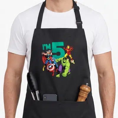 Tablier de cuisine noir avec Thor, Captain America, Hulk, Iron Man et le texte I'M 5 en vert.