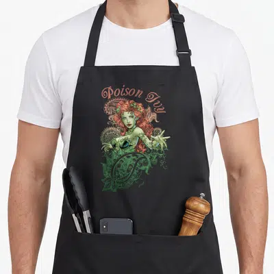 Tablier de cuisine noir avec une illustration colorée de Poison Ivy entourée de motifs floraux verts et roses.