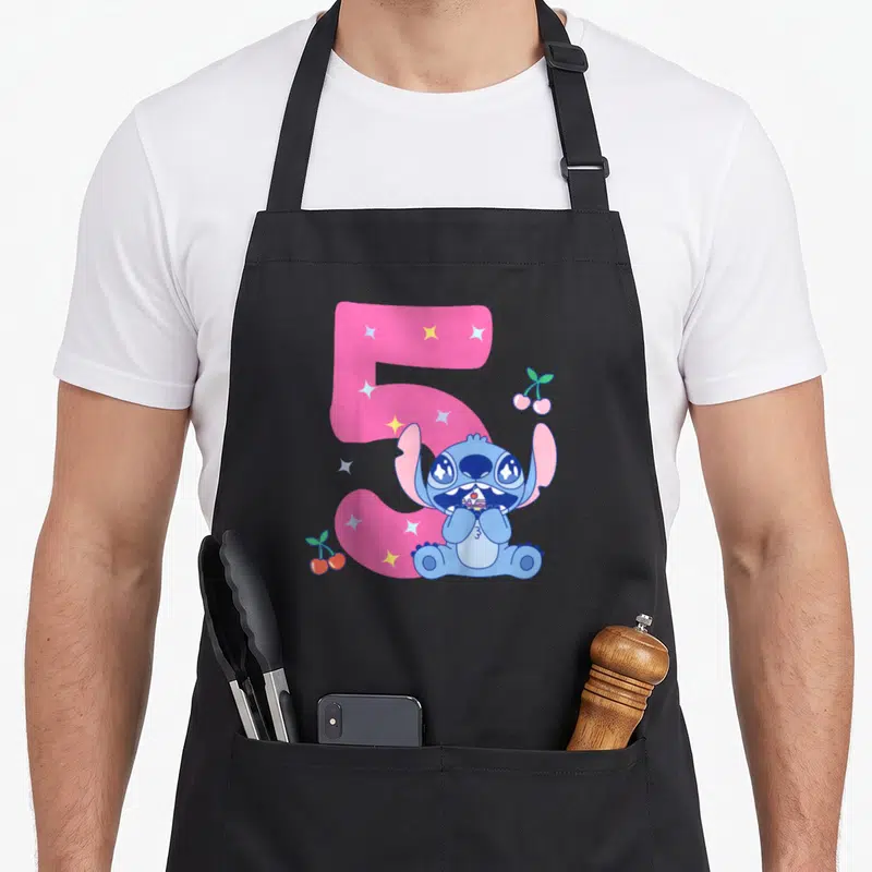 Tablier de cuisine noir avec Stitch en enfant devant un grand chiffre 5 rose entouré d'étoiles et de cerises.