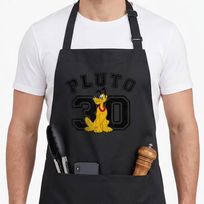 Tablier de cuisine noir avec Pluto assis devant le chiffre 30 en typographie sportive vintage noire.