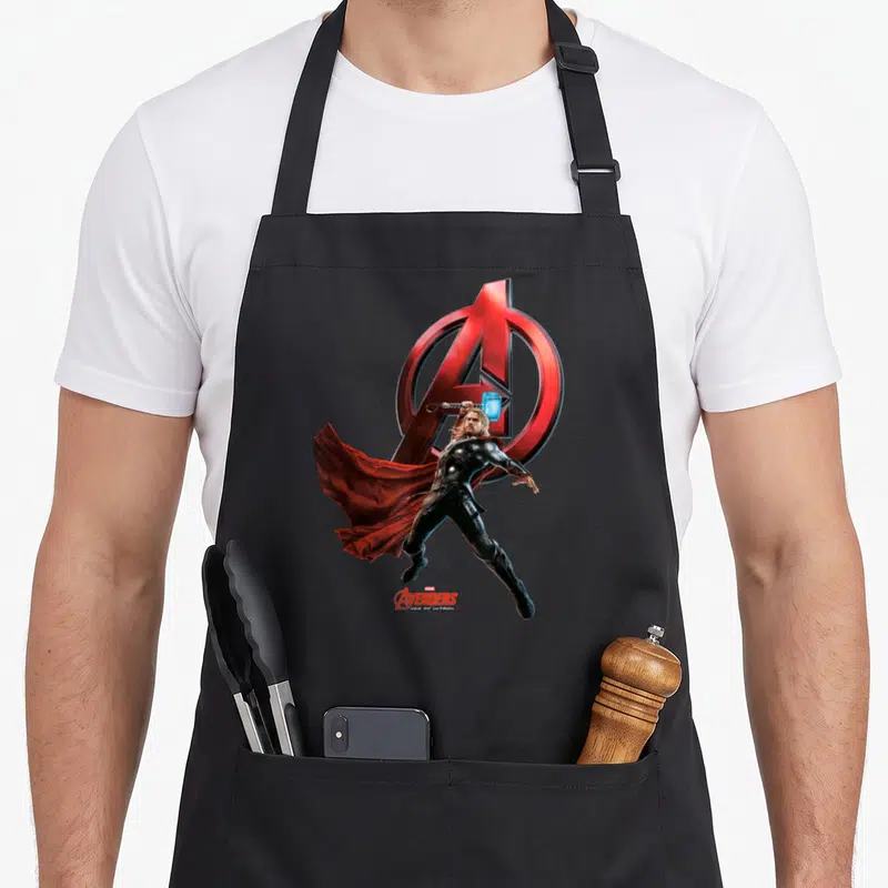 Tablier de cuisine noir avec Thor brandissant Mjolnir devant le logo rouge des Avengers.