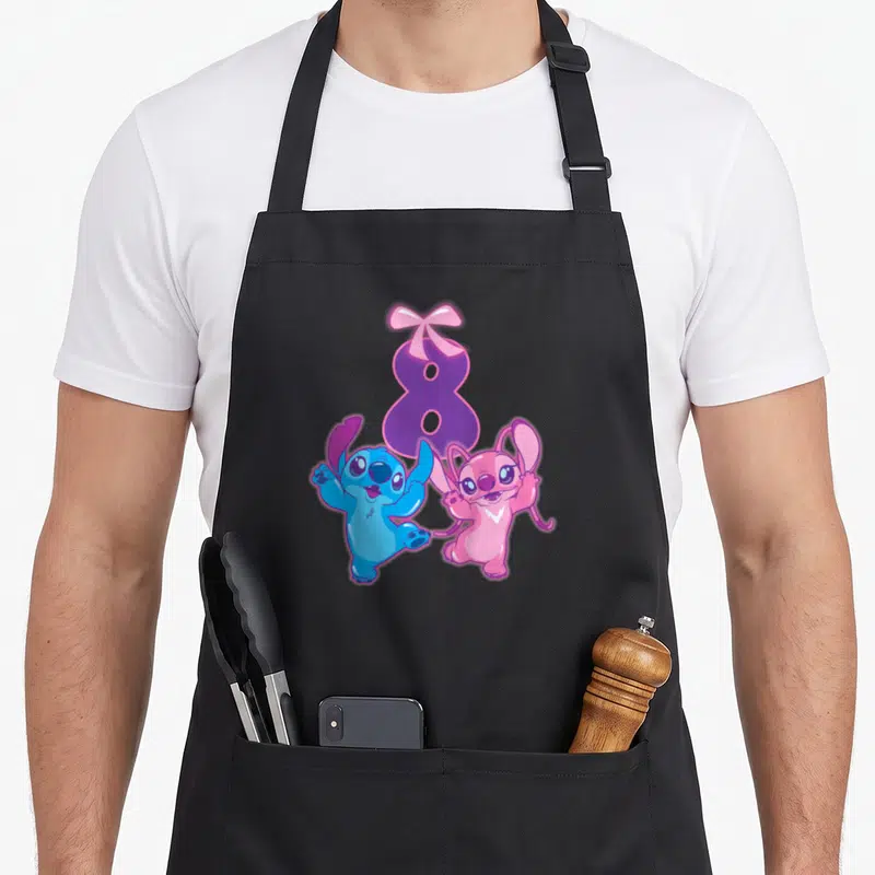 Tablier de cuisine noir avec Stitch bleu, une version rose et le chiffre 8 orné d'un nœud papillon.