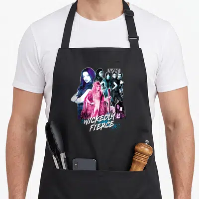 Tablier de cuisine noir avec collage de personnages et l'inscription Wickedly Fierce imprimée en blanc.