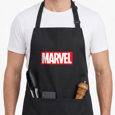Tablier de cuisine noir avec le logo Marvel rectangulaire rouge et blanc au centre.