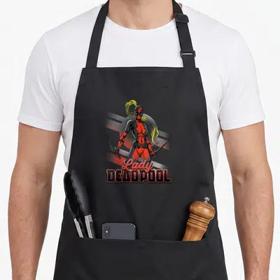 Tablier de cuisine noir avec illustration Lady Deadpool tenant deux katanas et le texte Lady DEADPOOL en dessous.