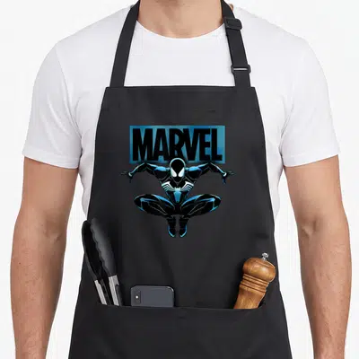 Tablier de cuisine noir avec Spider-Man Marvel Gamerverse Symbiote en pose d'atterrissage sous le logo bleu.