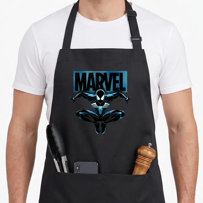 Tablier de cuisine noir avec Spider-Man Marvel Gamerverse Symbiote en pose d'atterrissage sous le logo bleu.