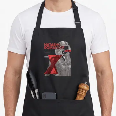 Tablier de cuisine noir avec portrait stylisé de Natasha Romanoff et texte Black Widow en rouge et gris.
