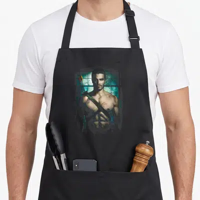 Tablier de cuisine noir avec illustration d'un homme torse nu portant des flèches sur l'épaule devant une fenêtre.