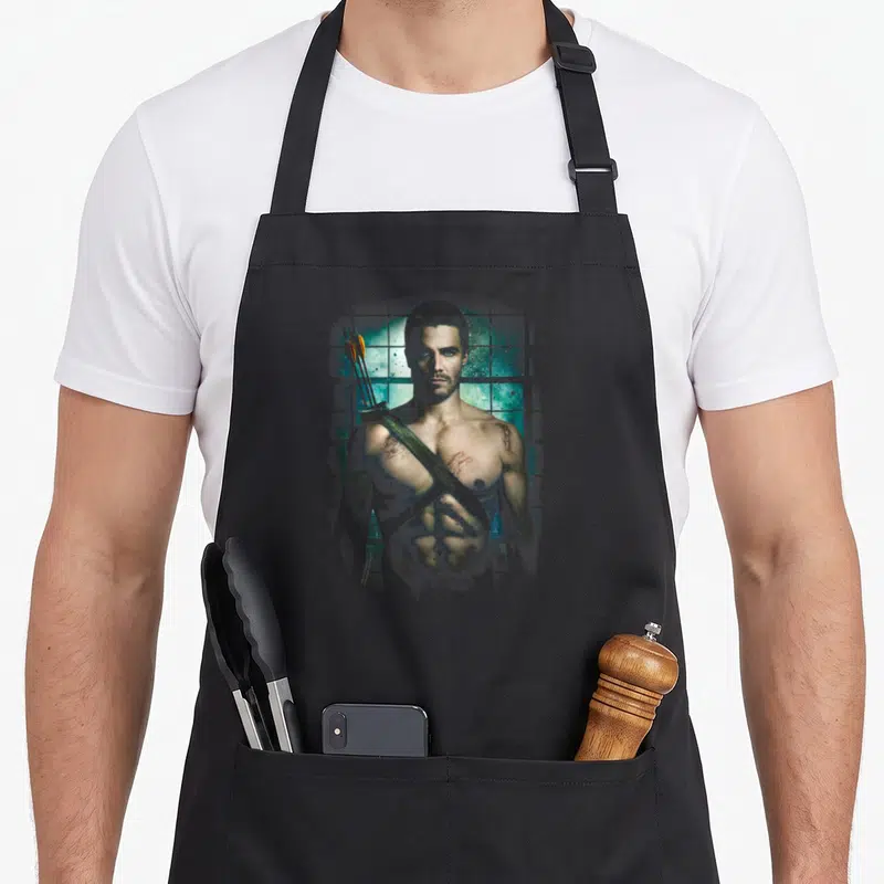 Tablier de cuisine noir avec illustration d'un homme torse nu portant des flèches sur l'épaule devant une fenêtre.