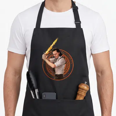 Tablier de cuisine noir avec Loki tenant une épée enflammée devant le logo orange du Time Variance Authority.