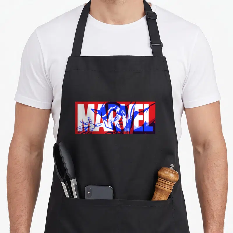 Tablier de cuisine noir avec grand logo Marvel rouge et blanc intégrant le Docteur Strange en bleu.