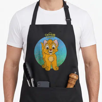 Tablier de cuisine noir avec un chat orange assis sous le logo Disney Oliver & Company sur fond dégradé.