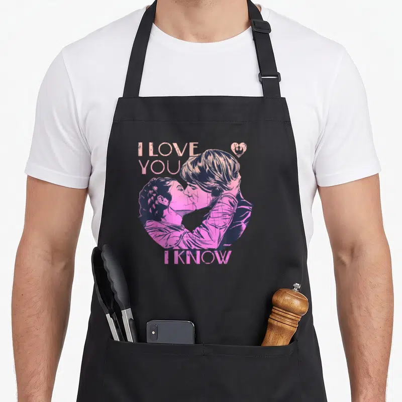 Tablier de cuisine noir avec illustration rose de Han et Leia s'embrassant sous les textes « I Love You » et « I Know ».