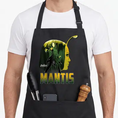 Tablier de cuisine noir avec illustration de Mantis et son profil stylisé aux couleurs vertes et jaunes.