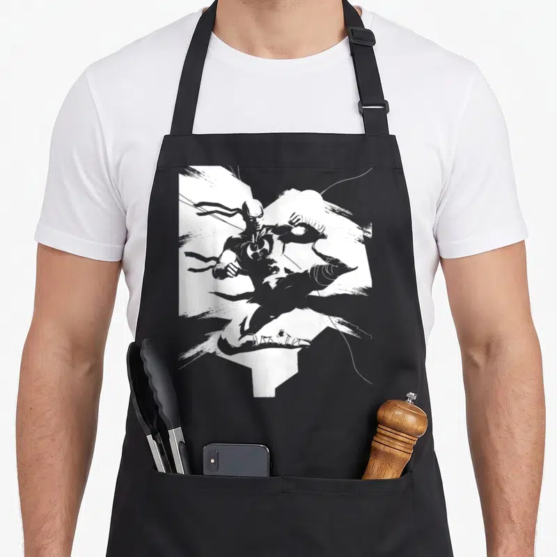 Tablier de cuisine noir avec illustration blanche d'un lutteur en position de kick dynamique et stylisé.