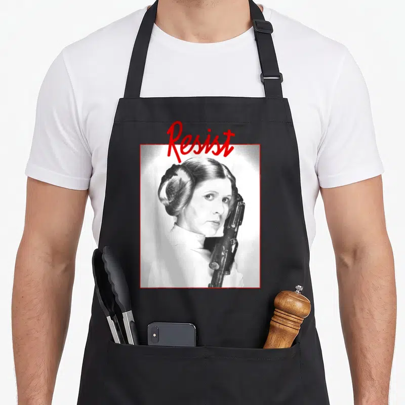 Tablier de cuisine noir avec portrait Princess Leia et le mot Resist en lettres rouges au-dessus.