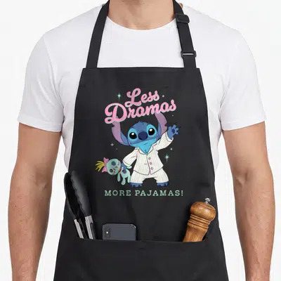 Tablier de cuisine noir avec Stitch en pyjama tenant Scrump et le texte Less Dramas More Pajamas.