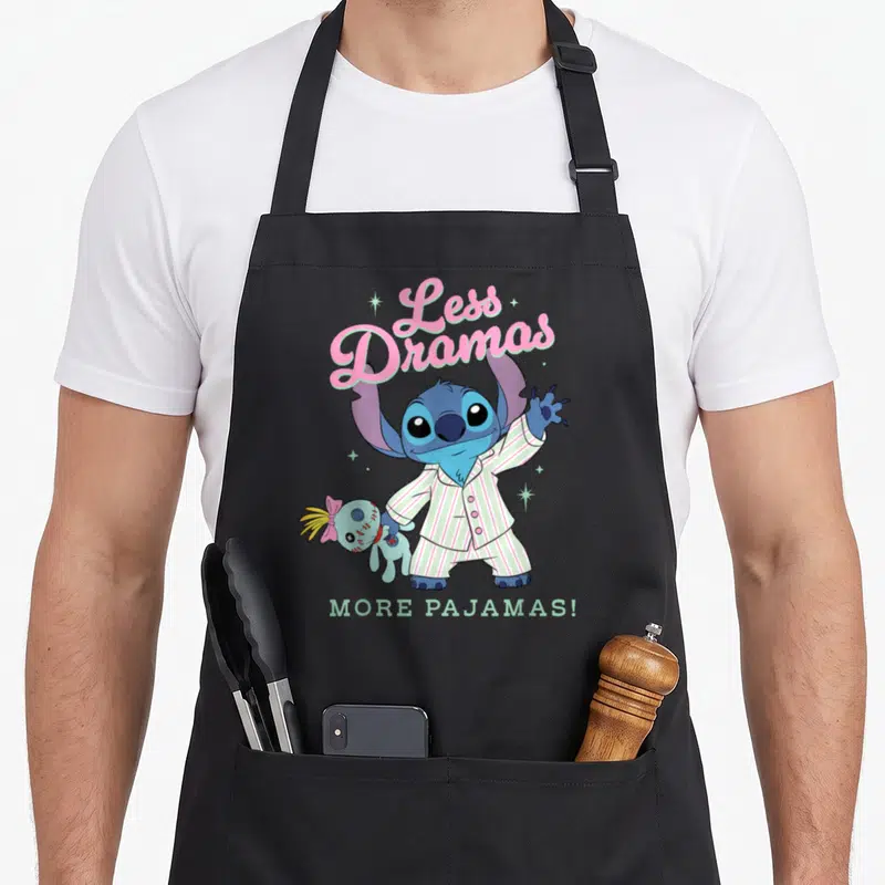 Tablier de cuisine noir avec Stitch en pyjama tenant Scrump et le texte Less Dramas More Pajamas.