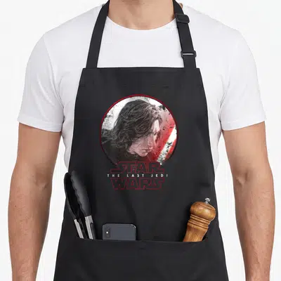 Tablier de cuisine noir avec portrait sketch de Kylo Ren et logo Star Wars The Last Jedi en rouge.