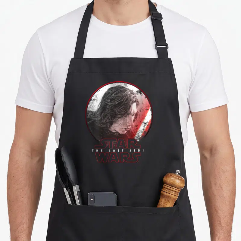 Tablier de cuisine noir avec portrait sketch de Kylo Ren et logo Star Wars The Last Jedi en rouge.