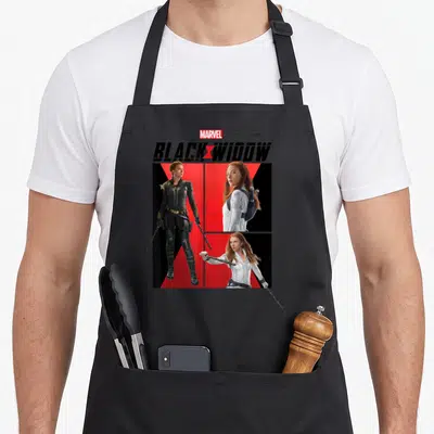 Tablier de cuisine noir avec le logo Marvel Black Widow et trois illustrations de l'héroïne en tenue d'action.
