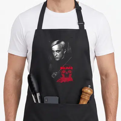 Tablier de cuisine noir avec portrait monochrome et crâne rouge texturé Draco
