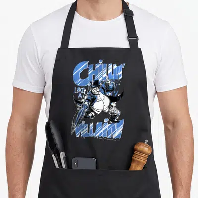 Tablier de cuisine noir avec illustration du Pingouin et texte Chillin Like A Villain en bleu et blanc.