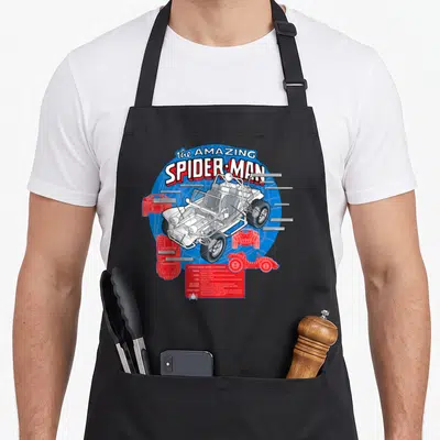Tablier de cuisine noir avec illustration technique du Spider-Mobile et le titre « The Amazing Spider-Man » en lettres colorées.