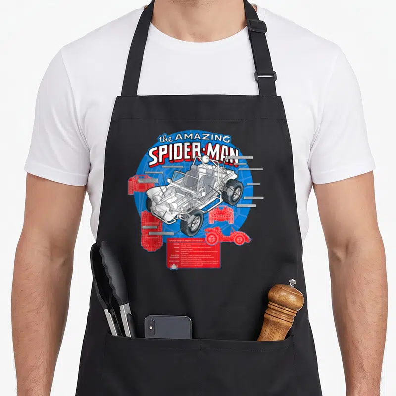 Tablier de cuisine noir avec illustration technique du Spider-Mobile et le titre « The Amazing Spider-Man » en lettres colorées.