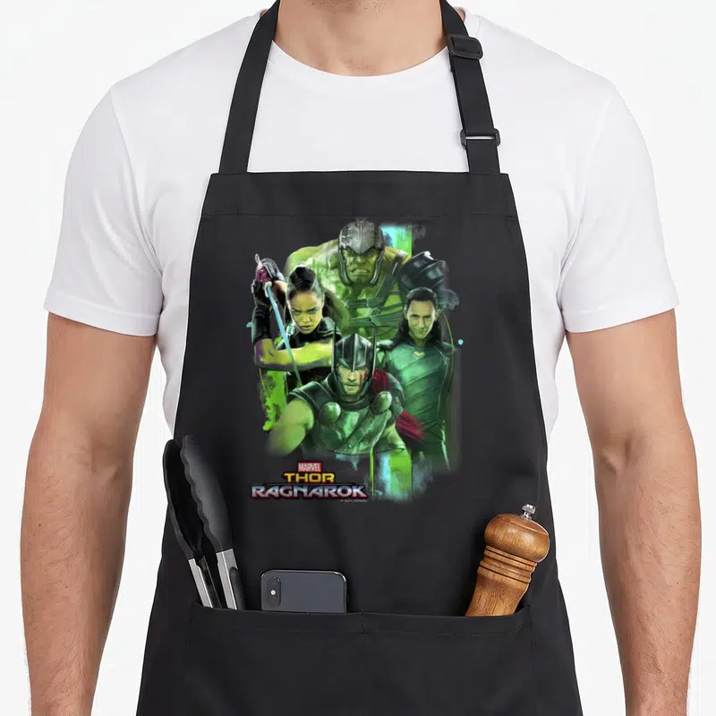 Tablier de cuisine noir avec illustration colorée de Thor, Loki, Hulk et Valkyrie tirée du film Thor Ragnarok.