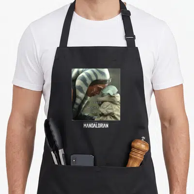 Tablier de cuisine noir avec Ahsoka et le Child se touchant les fronts et le texte I SENSE MUCH FEAR IN YOU.