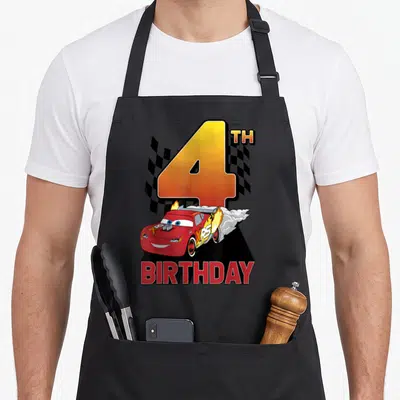 Tablier de cuisine noir avec Lightning McQueen effect peel out et grand chiffre 4TH anniversaire coloré.