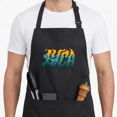 Tablier de cuisine noir avec le personnage Luca nageant devant un logo Luca stylisé aux couleurs dégradées orange et bleu.