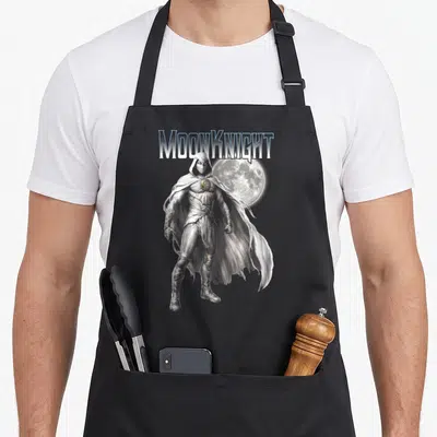 Tablier de cuisine noir avec Moon Knight en tenue blanche devant une lune pleine et le texte Moon Knight en haut.