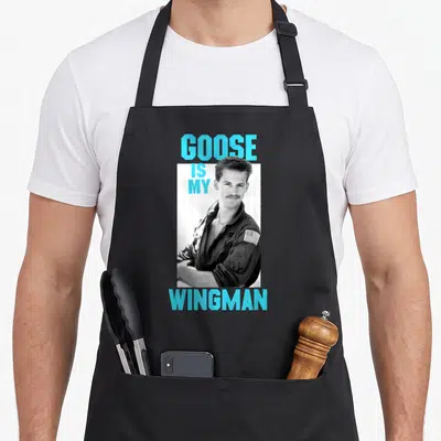 Tablier de cuisine noir avec portrait en noir et blanc et texte turquoise « Goose Is My Wingman ».