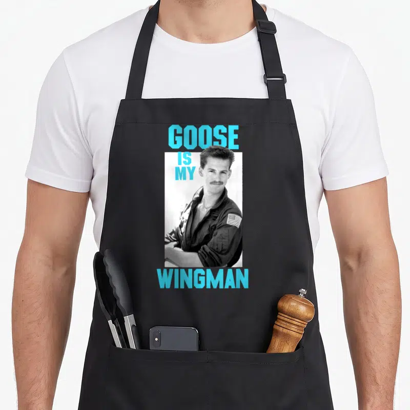 Tablier de cuisine noir avec portrait en noir et blanc et texte turquoise « Goose Is My Wingman ».