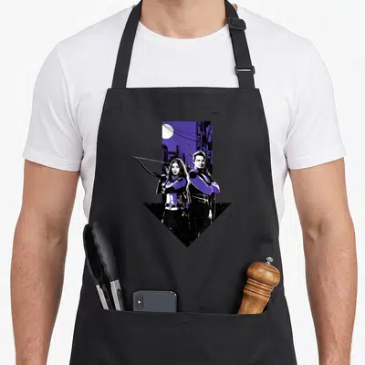 Tablier de cuisine noir avec illustration stylisée de Kate Bishop et Clint Barton sur fond violet en forme de flèche.