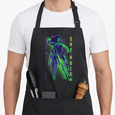 Tablier de cuisine noir avec illustration bicolore de She-Hulk et Jen Walters en position dynamique.