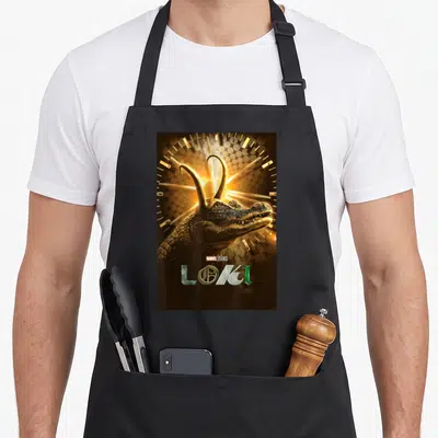 Tablier de cuisine noir avec un Loki alligator doré et le logo Marvel Studios en bas.