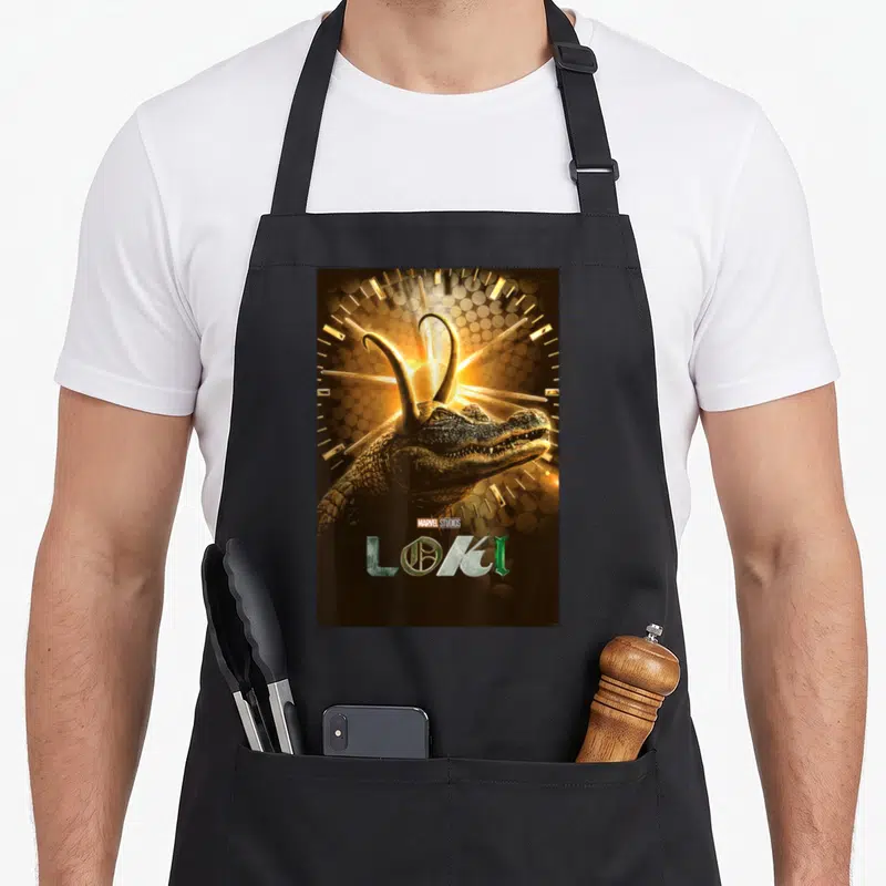 Tablier de cuisine noir avec un Loki alligator doré et le logo Marvel Studios en bas.