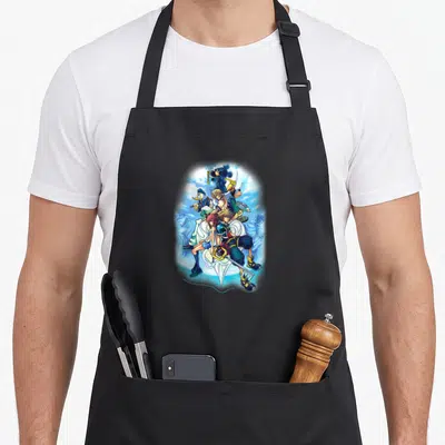 Tablier de cuisine noir avec illustration colorée des personnages de Kingdom of Hearts posés sur un fond nuageux bleu clair.