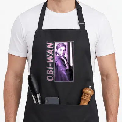 Tablier de cuisine noir avec portrait Obi-Wan Kenobi Purple Hue et texte OBI-WAN vertical rose.